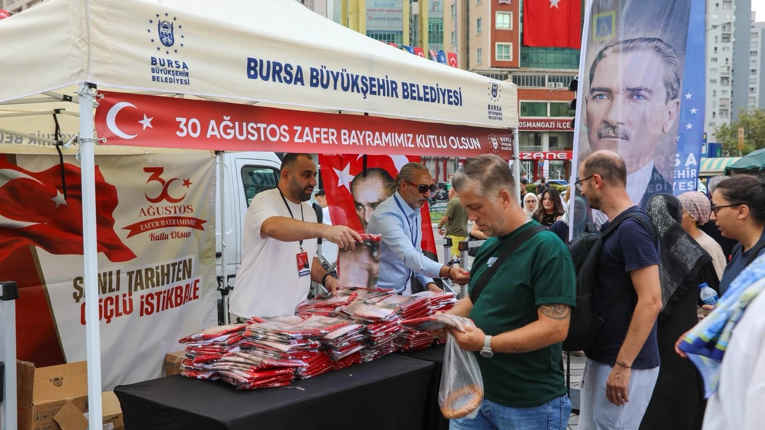 Bursa'da Zafer coşkusu ay yıldız ile taçlandı