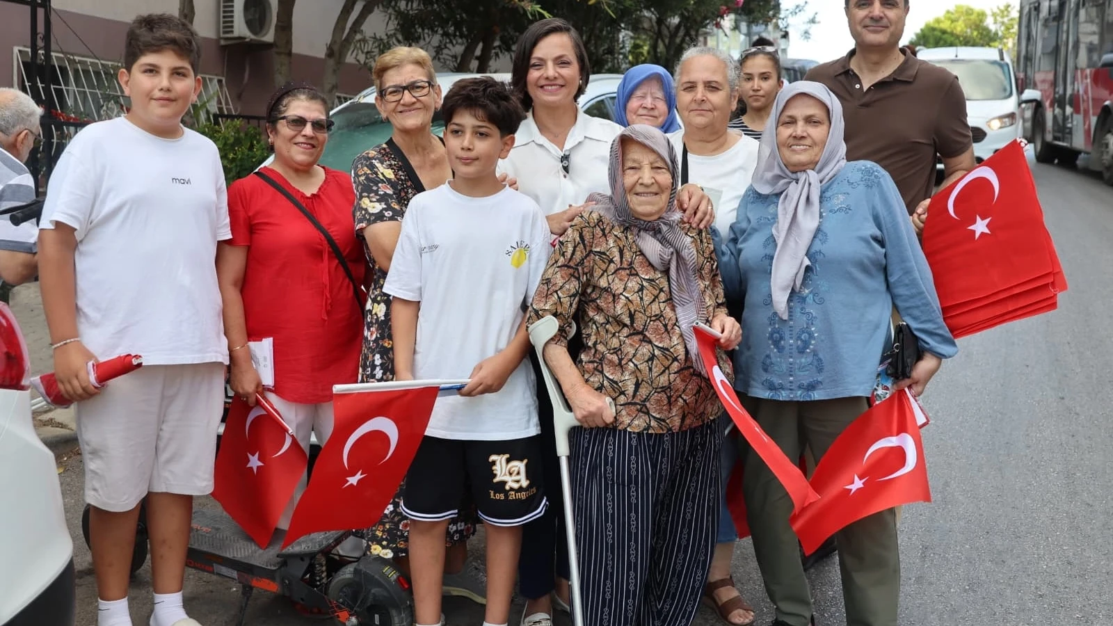 Karabağlar 30 Ağustos'ta Türk bayraklarıyla donatıldı