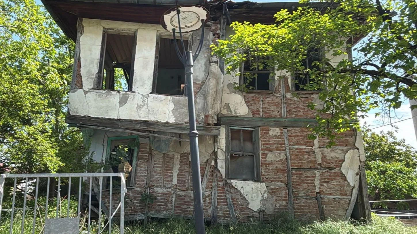 Gölcük'te riskli metruklarda yıkıma devam