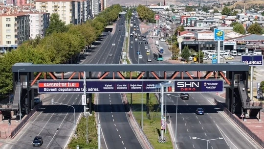 Kayseri Büyükşehir'den yaya güvenliği için yeni üstgeçit modeli