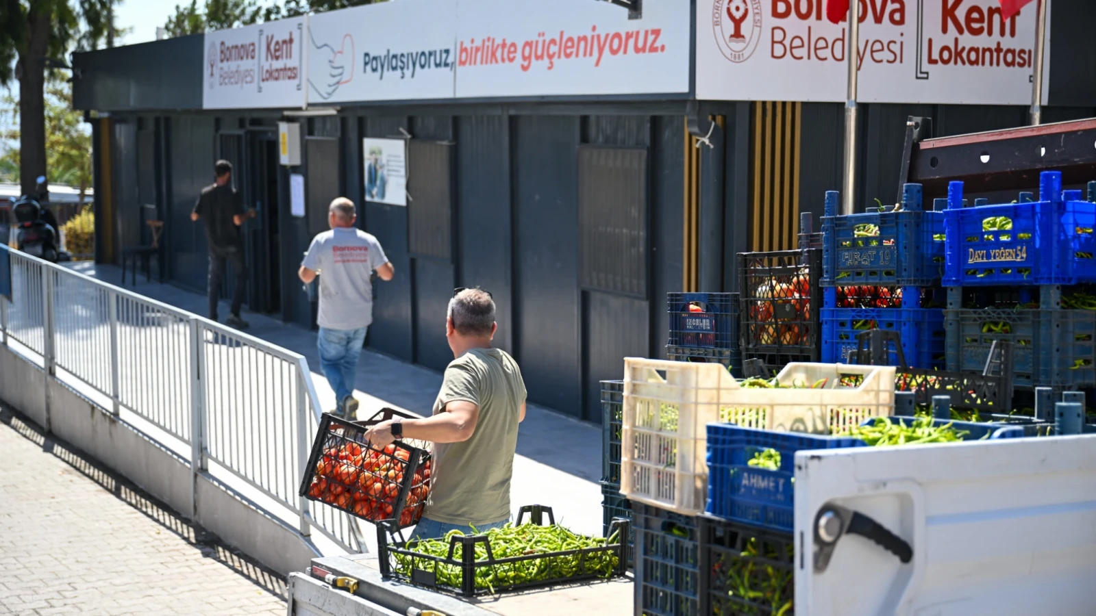 İzmir Bornova’da Dayanışma Tarlası sofralara bereket taşıyor