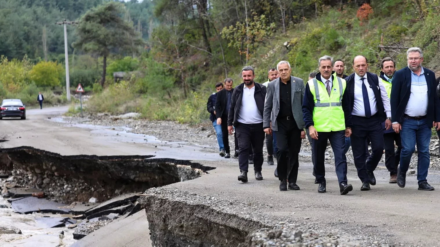 Başkan Alemdar afet mesaisi için Geyve’de... Sel tahribatının izleri siliniyor