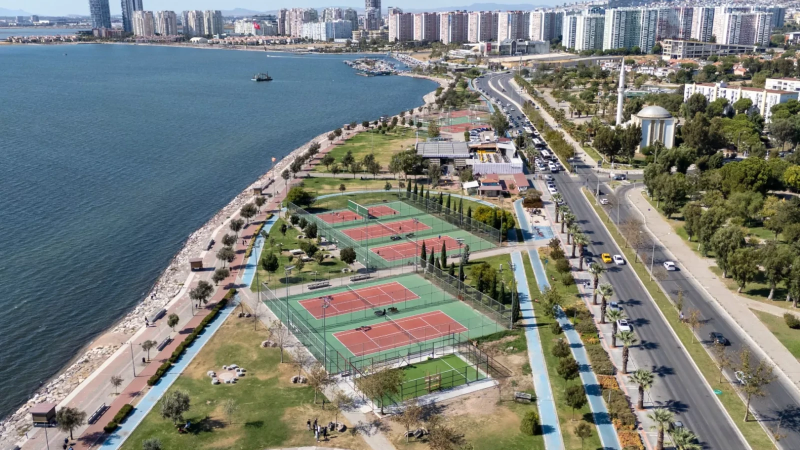 Bostanlı’daki iki padel kortunda sona doğru