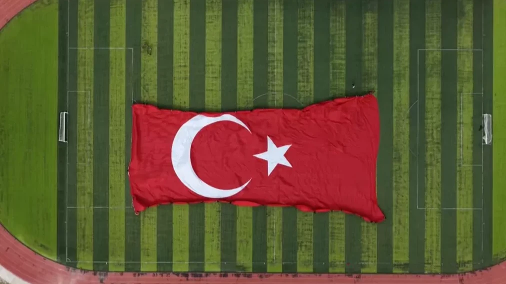 Gökyüzünde Türk bayrağıyla rekor! 3 bin 37 metrekarelik dev bayrak dalgalandırıldı