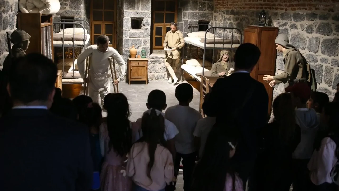 Kars'ta öğrencilerden şehrin tarihine yolculuk