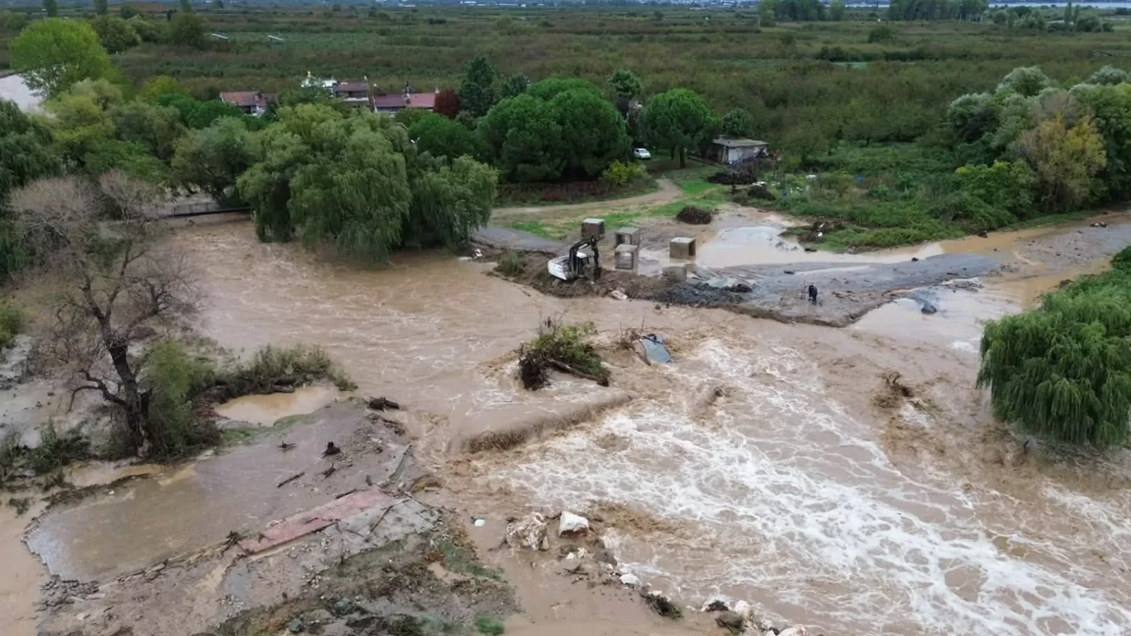 Bursa İznik’te Çakırca Deresi taştı! Tarım arazileri sular altında kaldı