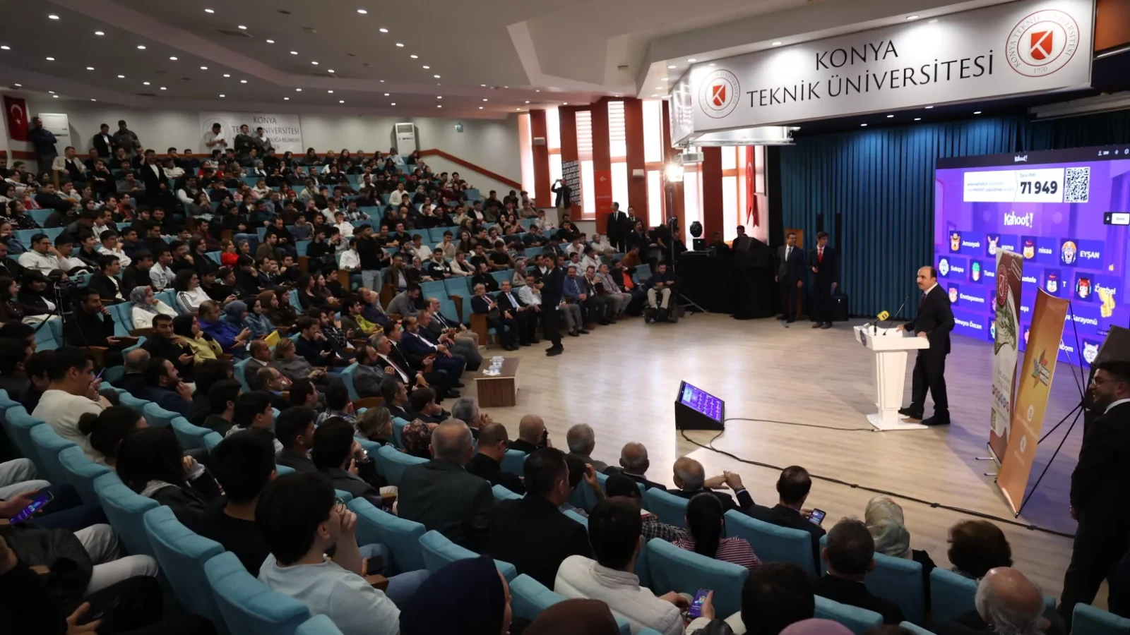 Konya’da Başkan Altay gençlerle bir araya geldi