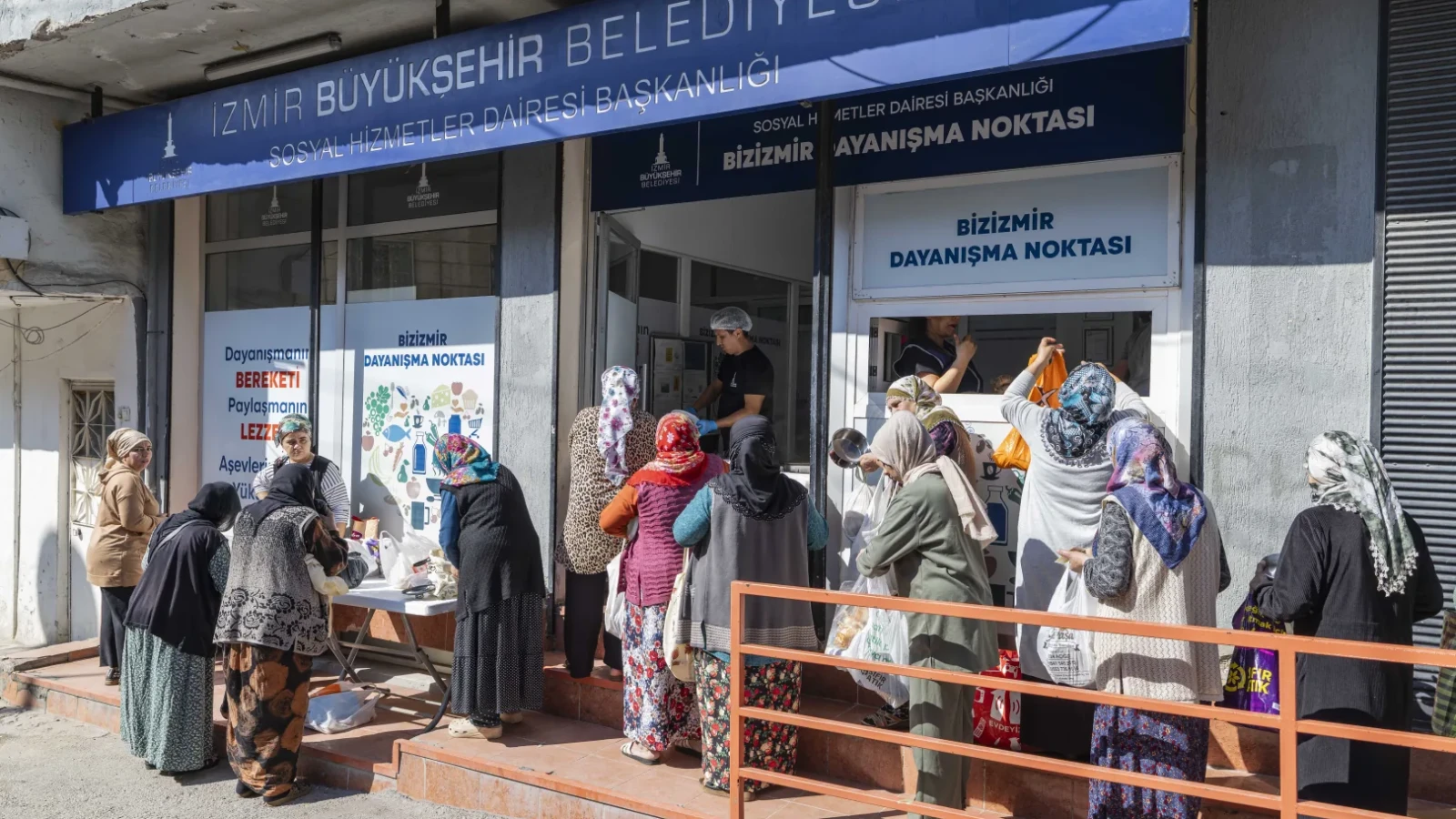 İzmir Büyükşehir, dayanışma noktalarıyla vatandaşların yanında