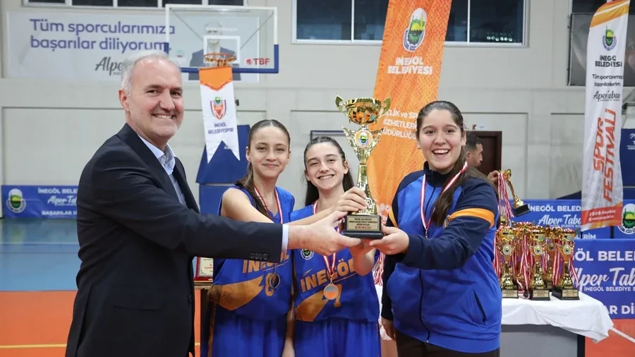 Bursa İnegöl'de sokak basketbolunda şampiyonlar kupalarına kavuştu