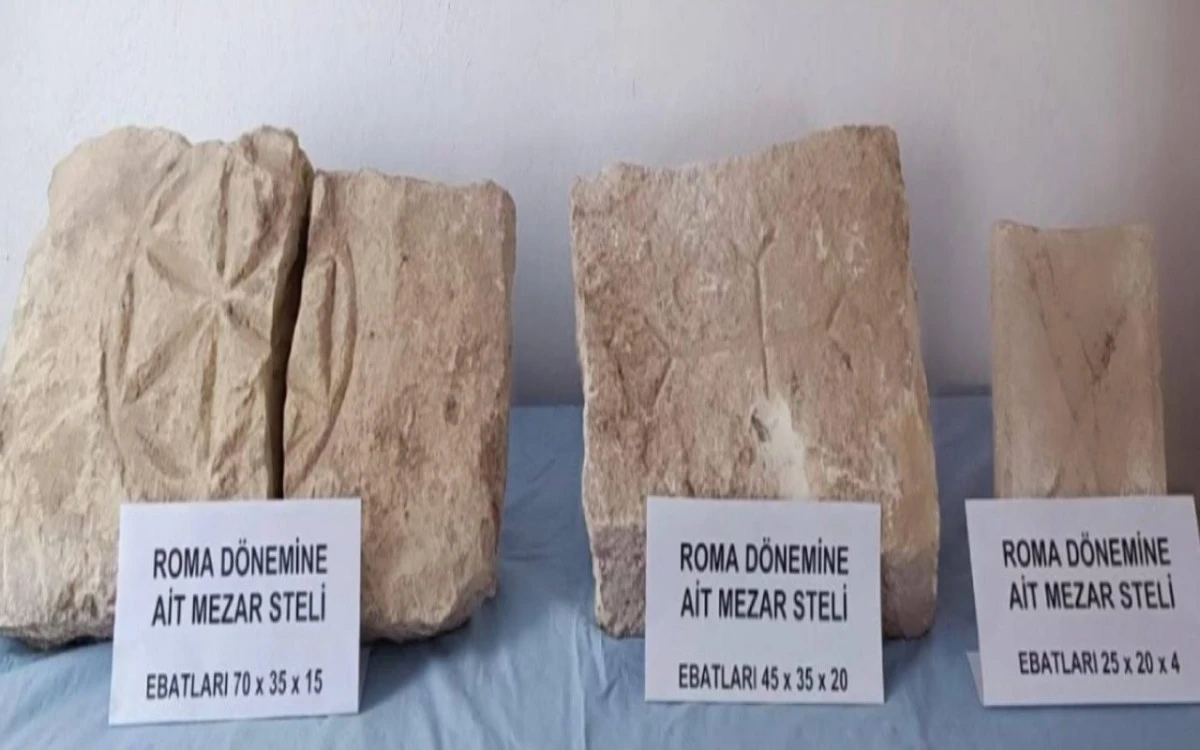 Roma ve Bizans dönemine ait 3 mezar steli ele geçirildi