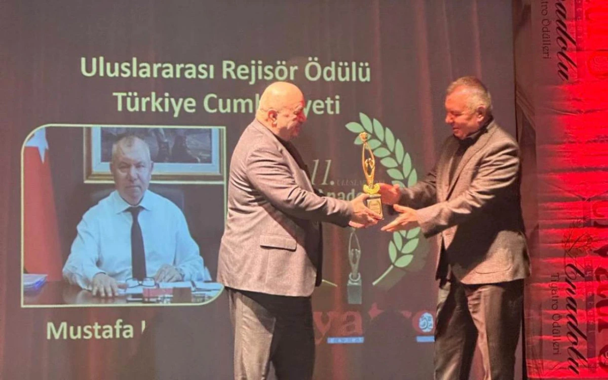 Tiyatro dünyası İstanbul’da buluştu: Mustafa Kurt’a uluslararası rejisör ödülü