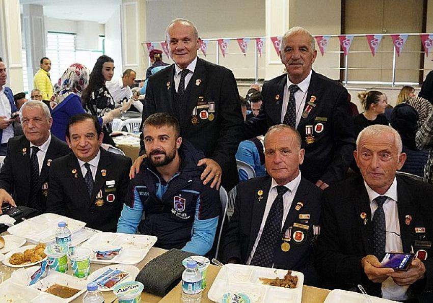 Trabzonspor’lu Teknik heyet ve futbolcuların düzenlediği anlamlı buluşma Yanyana daha da güzeliz