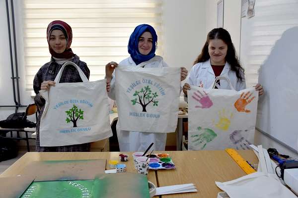 Trabzon'da Özel öğrenciler'den çevre için bez çantalar