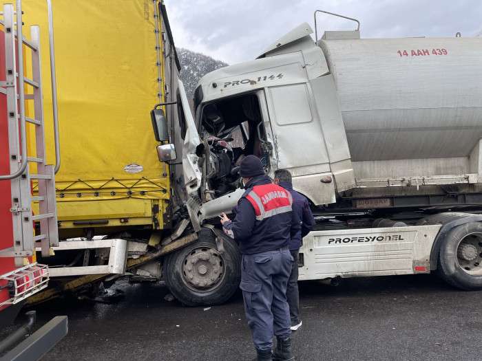 Anadolu Otoyolu'nda tırla çarpışan tankerin sürücüsü yaralandı