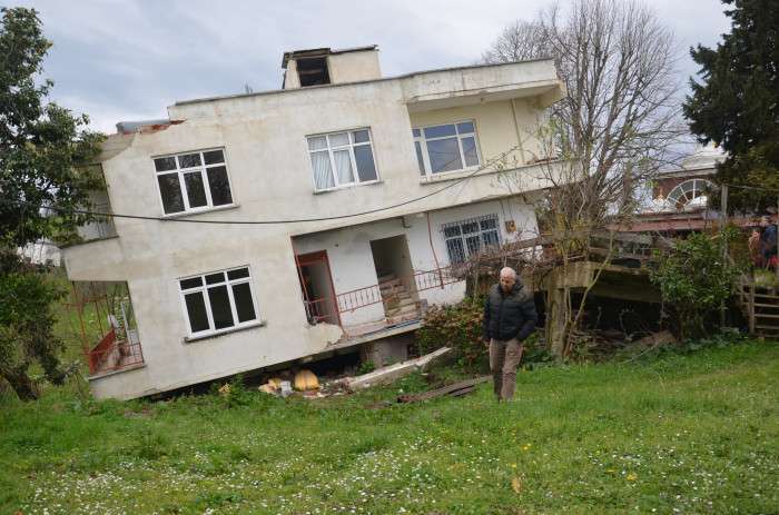 Ordu'da heyelan nedeniyle bir bina yan yattı