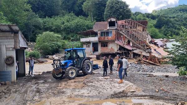 Düzce'de sel uyarısını dikkate alan iki aile, enkazda kalmaktan kurtuldu