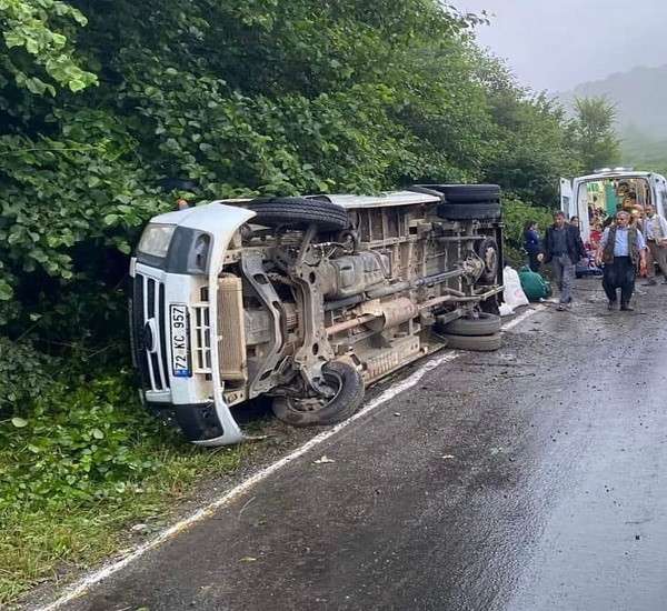 Ordu'da mevsimlik tarım işçilerini taşıyan minibüsün devrildiği kazada 8 kişi yaralandı
