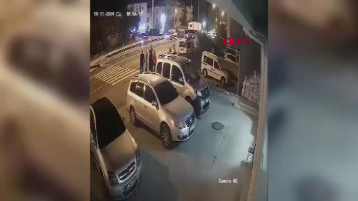 Yaya geçidinde otomobilin çarptığı kadın öldü; kaza kamerada