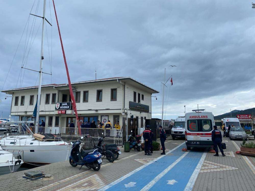Çanakkale'de göçmen botu battı; 5 ölü