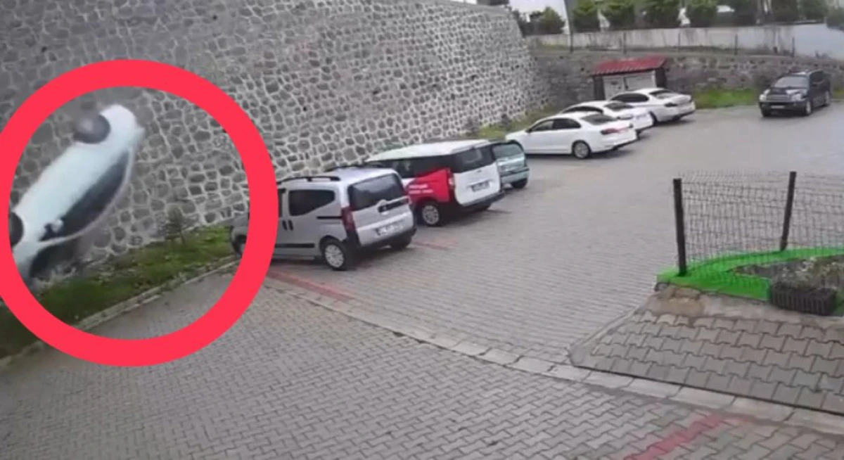 Ordu'da istinat duvarından site bahçesine düşen otomobilin sürücüsü öldü