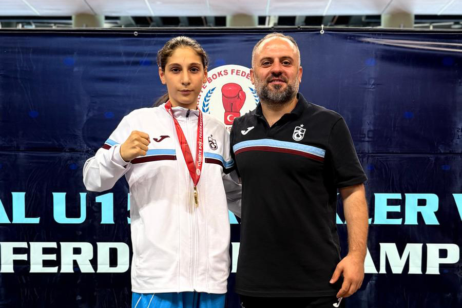 Trabzonspor'da Boks Gururu: Esmanur Yurtsever Türkiye Şampiyonu Oldu!