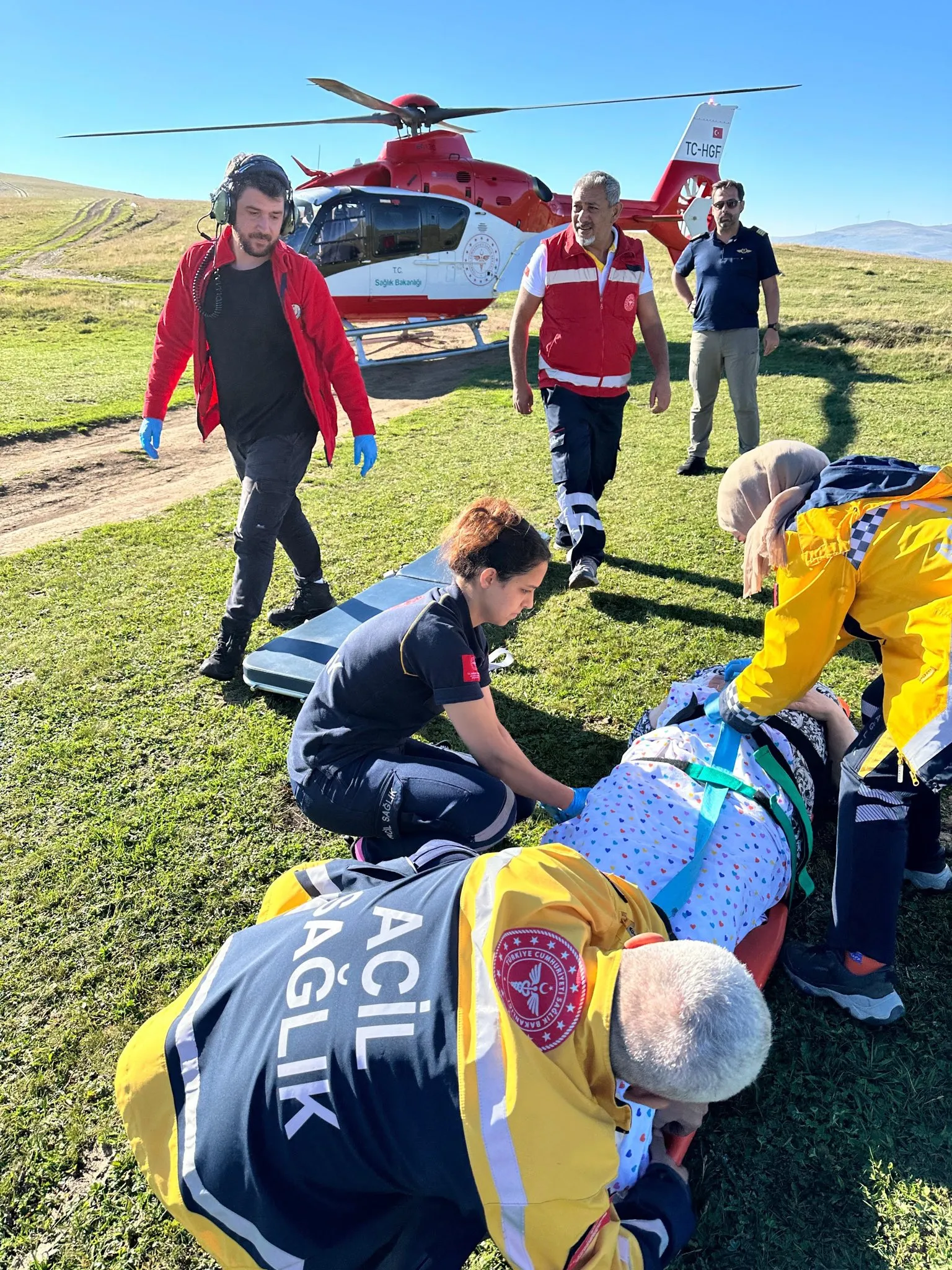 trabzonun-caykara-egrisu-yaylasinda-helikopter-ambulans-devredee-043433