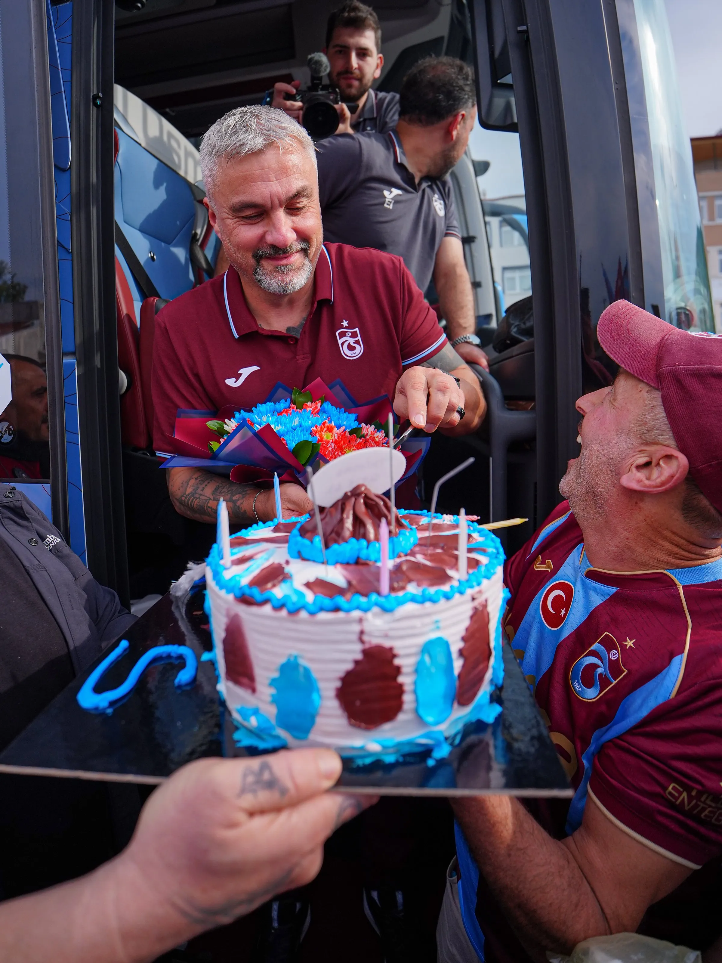 trabzonspor-samsun-yolunda-vakfikebirde-mesalelerle-karsilandi-2-055822