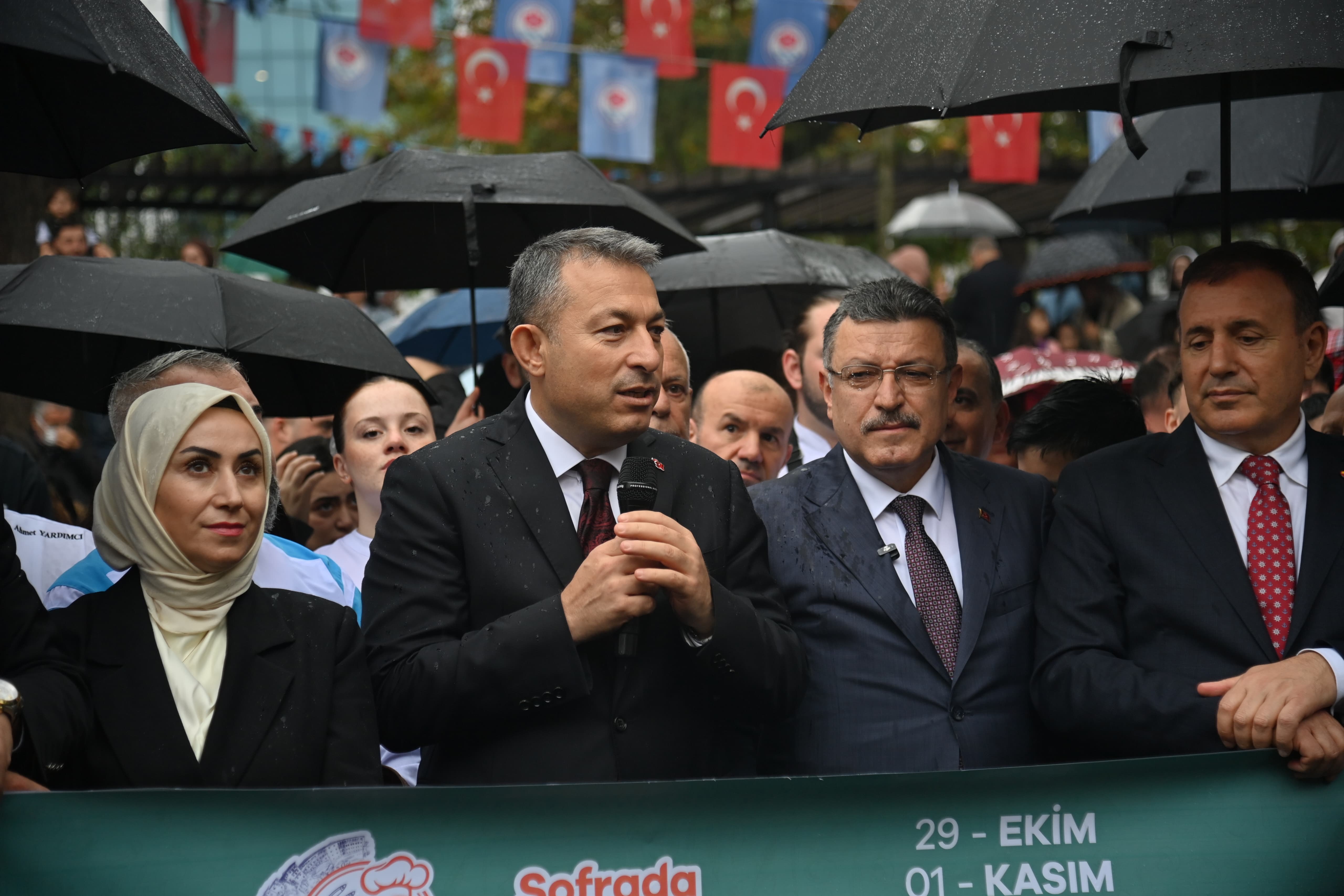trabzon-gastronomi-festivali-coskulu-kortej-yuruyusuyle-basladi-5-035119