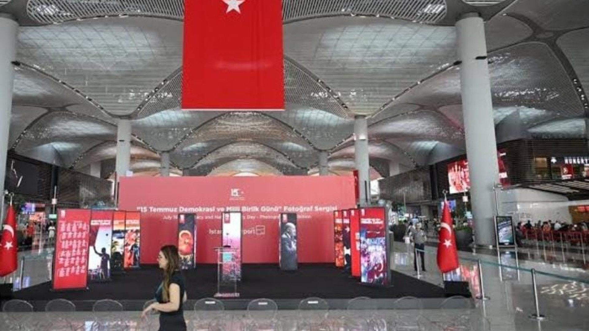 İstanbul Havalimanı'nda 15 Temmuz temalı fotoğraf sergisi açıldı