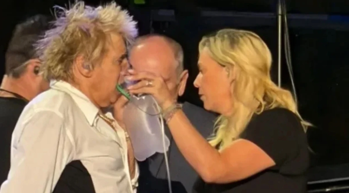 Ünlü rock yıldızı Rod Stewart sahnede fenalaştı