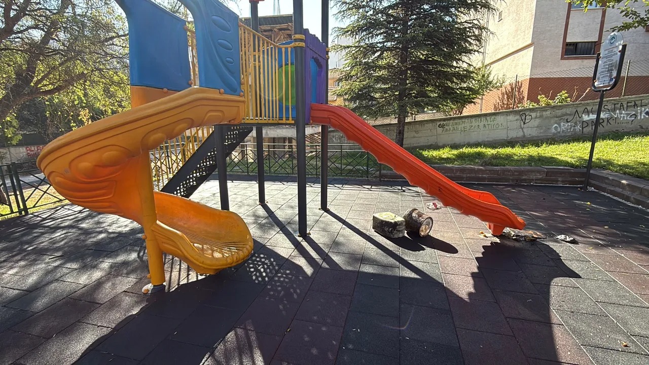 Bunu da yaptılar! Çocuk parkına yanmış yağ döktüler 