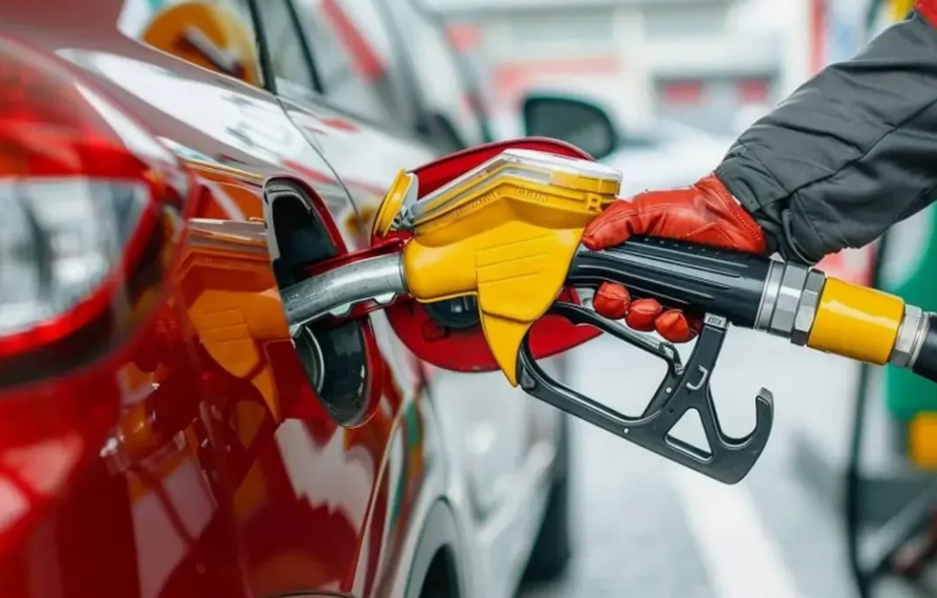 Benzine zam peş peşe geliyor. Tabelaları görenler şok olacak