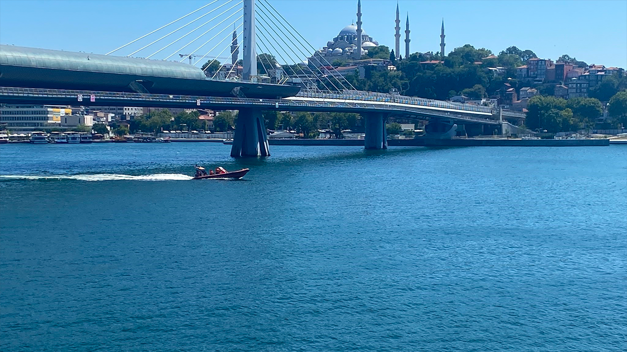bogazda-korku-dolu-anlar-tekne-kopru-ayagina-carpti-1-gorevli-suda-kayboldu-180412720260719163908-054714