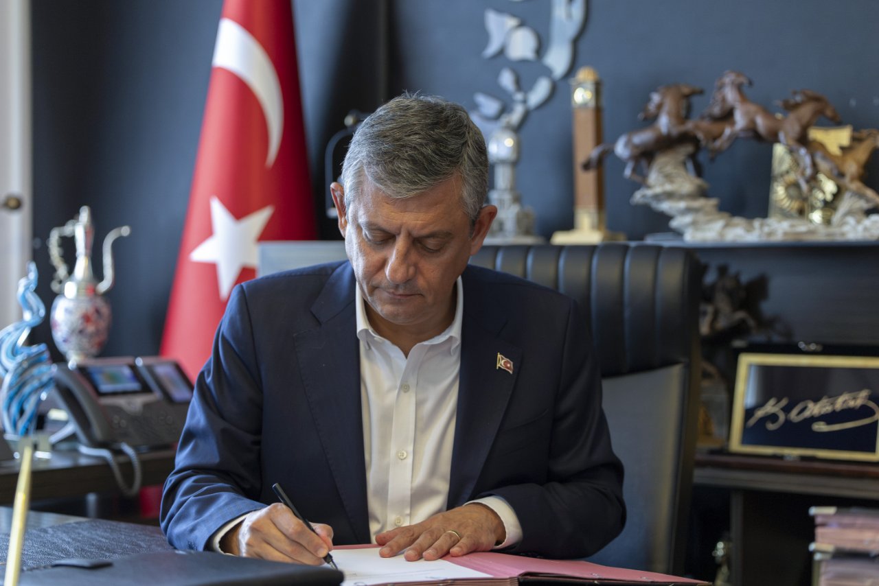 ozgur-ozel-ve-90-milletvekili-chpden-istifa-etti-1804984202607241056202607241056241-111917
