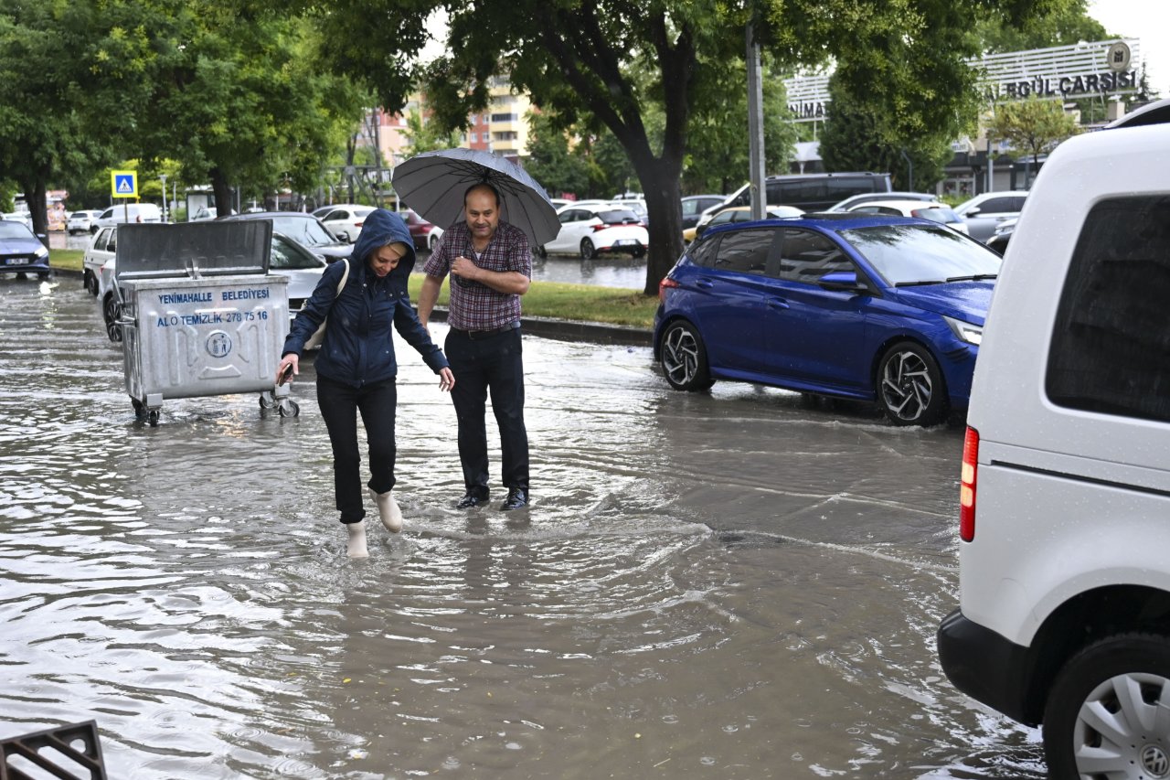 meteoroloji-ve-afad-uyarmisti-istanbul-ve-ankarayi-kuvvetli-saganak-vurdu-1805140202607250956202607250956021-1-103121