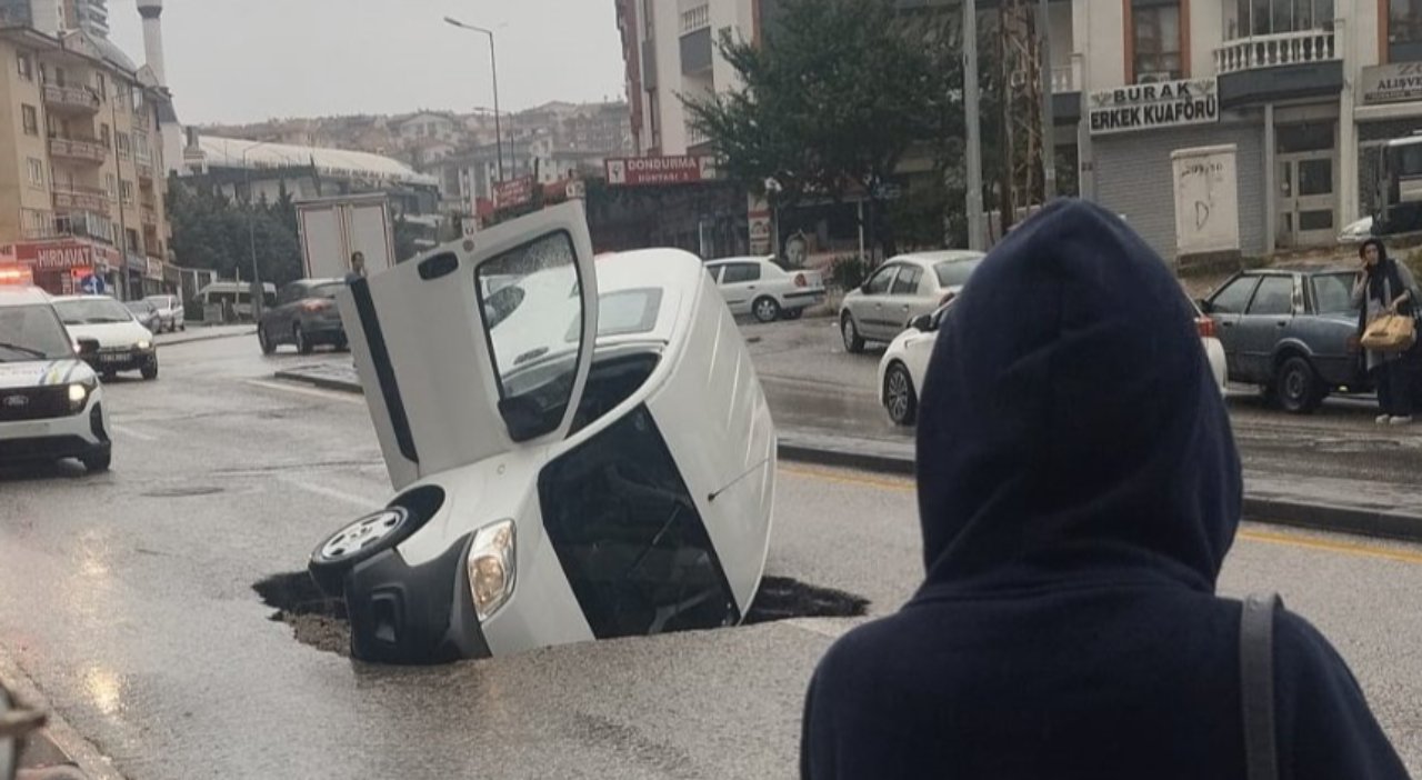 meteoroloji-ve-afad-uyarmisti-istanbul-ve-ankarayi-kuvvetli-saganak-vurdu-1805140202607250956202607250956022-103102