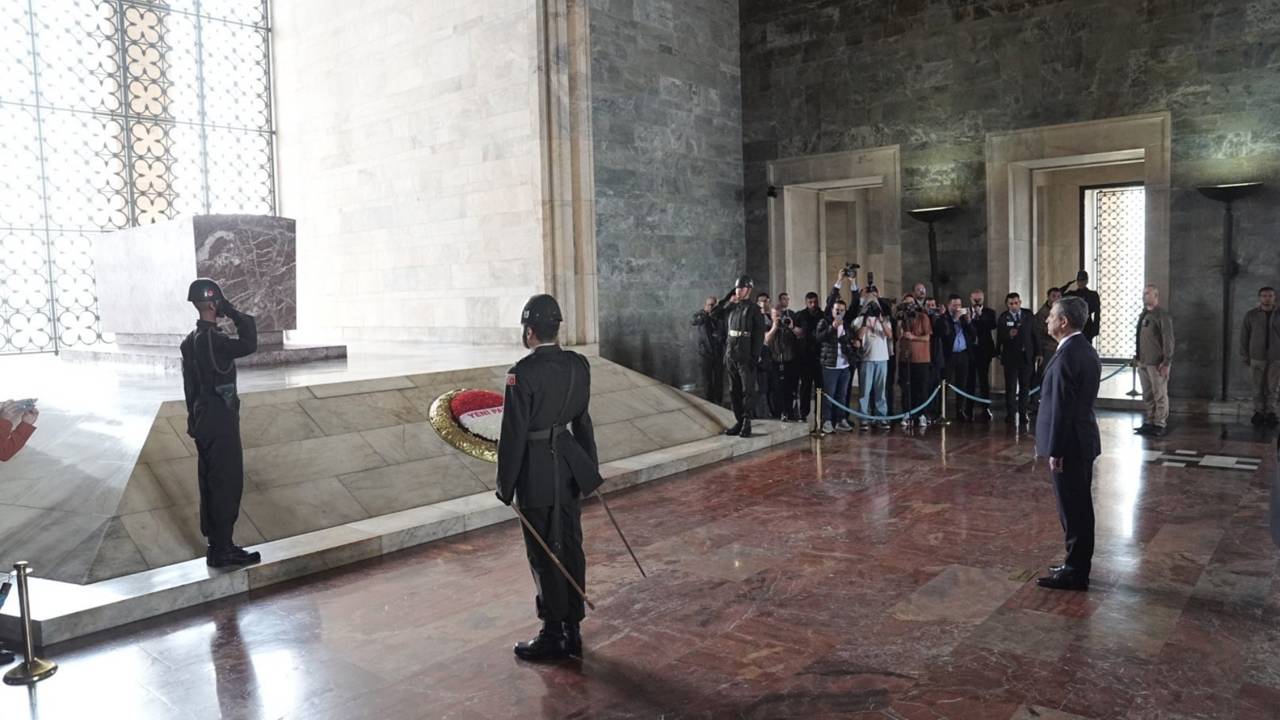 yeni-parti-genel-baskani-ozgur-ozel-anitkabir-i-ziyaret-etti-014648