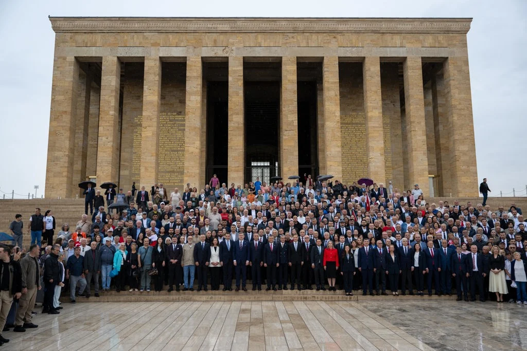 yeni-parti-genel-baskani-ozgur-ozel-anitkabir-i-ziyaret-etti-1-014617