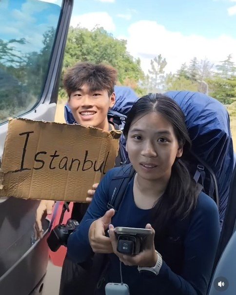 sosyal-medya-bu-videoyu-konusuyor-otostop-ceken-cinli-gezginleri-evinde-agirladi-hala-1805573202607271451202607271451321-041751