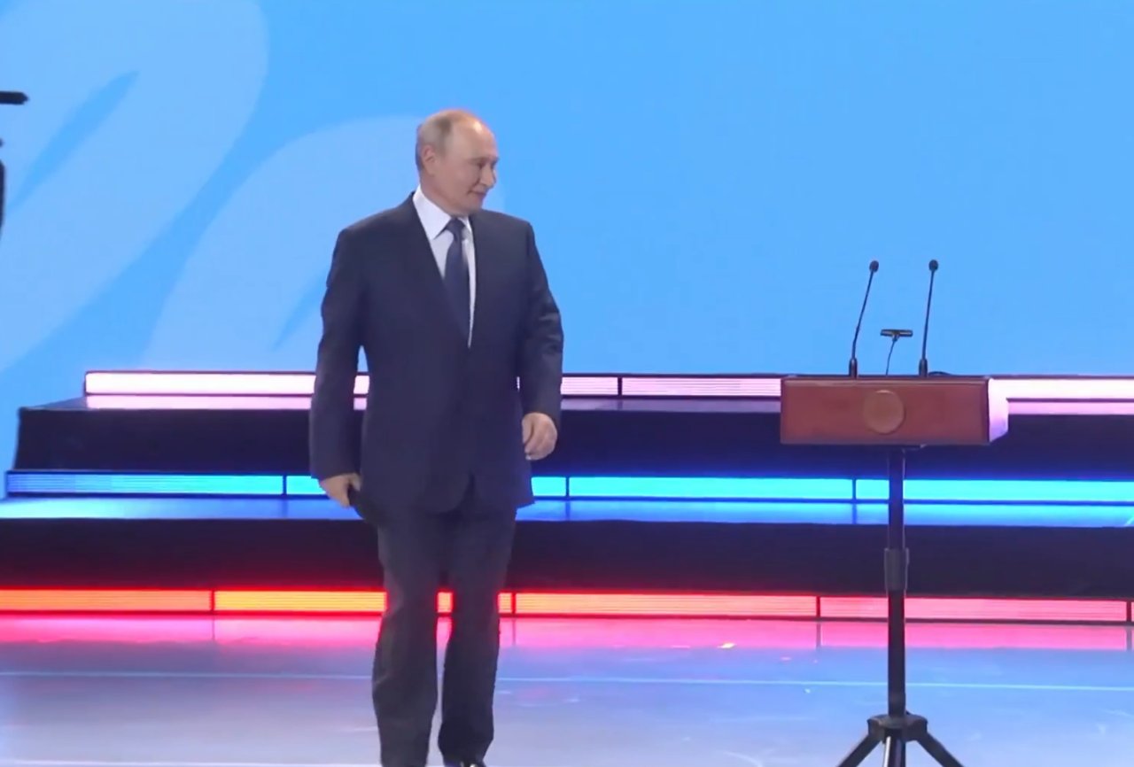 konusma-yapmak-icin-kursuye-cikti-surprizle-karsilasti-putinin-top-oynadigi-anlar-vir-1806942photogallery202608031656224-053545