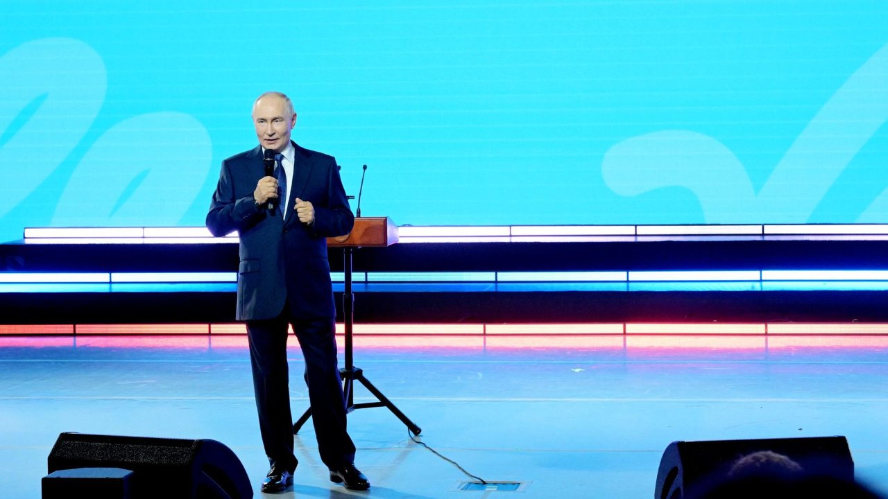 konusma-yapmak-icin-kursuye-cikti-surprizle-karsilasti-putinin-top-oynadigi-anlar-vir-1806942photogallery202608031706442-053546