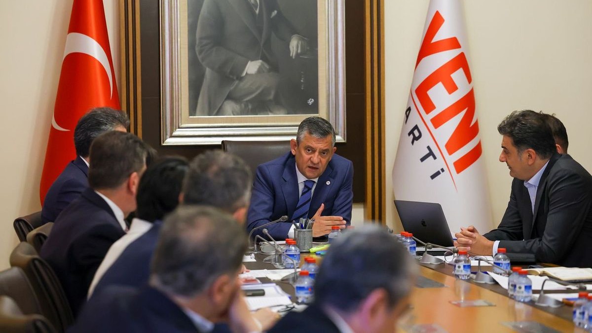 yeni-parti-den-sehit-yakinlari-gaziler-ve-gat-20113731amp-041514-1