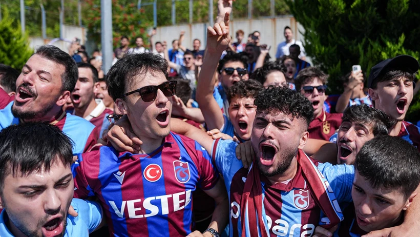 Trabzonspor yıldızına kavuştu: Salah taraftarlara üçlü çektirdi!
