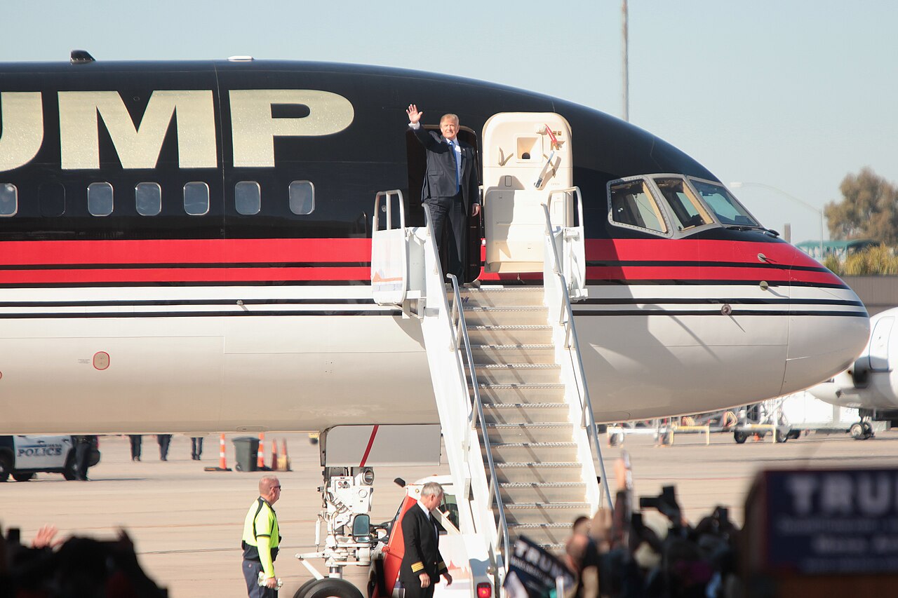 donaldtrumpwithplane23716364211-014950