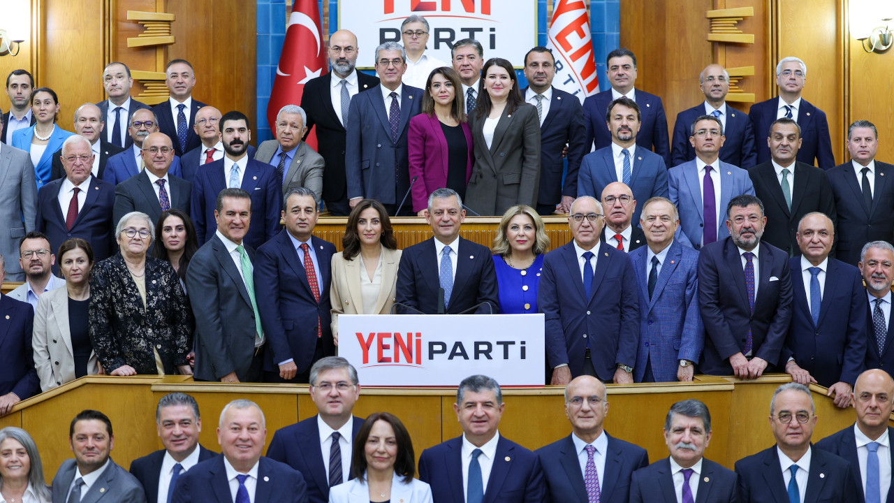 toplanti-sona-erdi-yeni-parti-grup-yonetimi-belli-oldu-hruw-023626