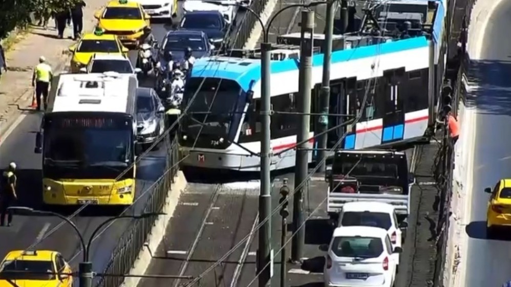 İstanbul’da tramvay raydan çıktı! Faciadan kıl payı dönüldü