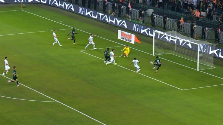 Kocaelispor-Amedspor maçında inanılmaz pozisyon! Görenler inanamadı