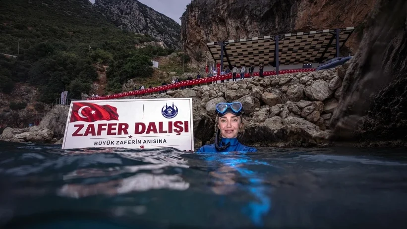 Rekortmen sporcu Şahika Ercümen’den 30 Ağustos’a özel ‘Zafer Dalışı’