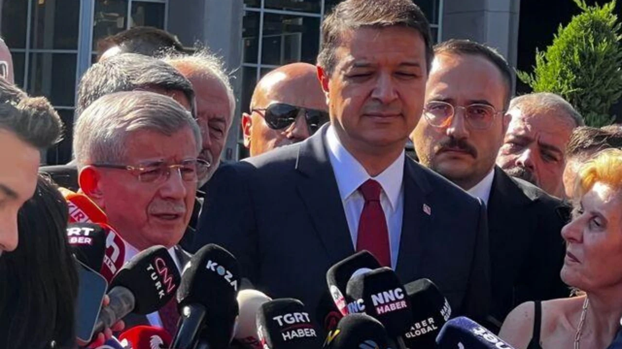 ahmet-davutoglu-bugun-cumhurbaskanina-hakaret-suclamasiyla-ifade-verdi-fsdfcover-054444