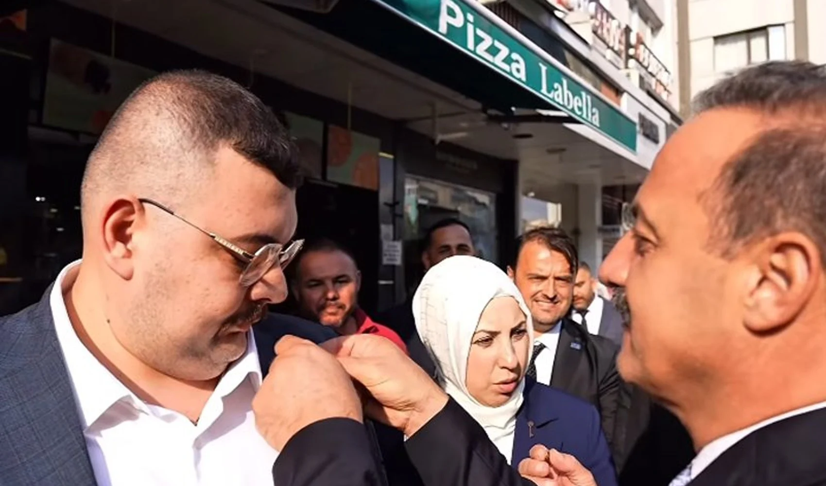 kapakmasterchefin-eski-yarismacisi-siyasete-girdi-rozetini-genel-baskan-takti-812764-125052